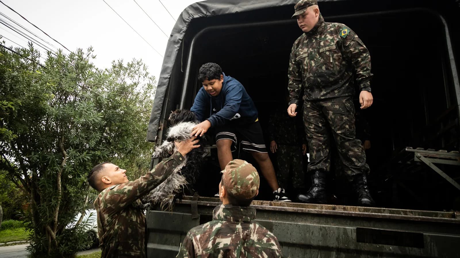 Militares e voluntários resgatam animal em operação da Defesa Civil no bairro Laranjal, em Pelotas (RS), durante enchente anterior no estado