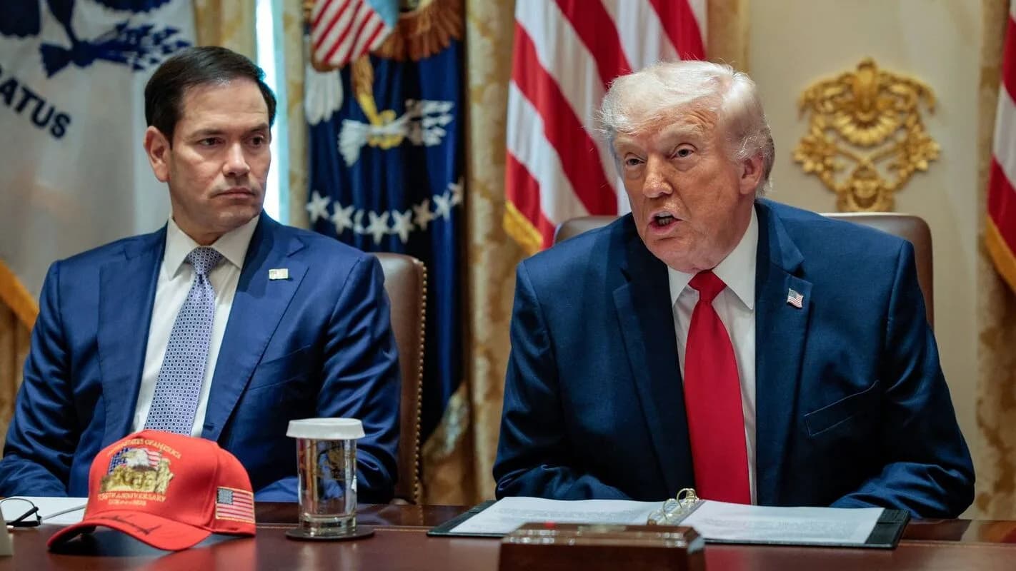 O secretário de Estado dos EUA, Marco Rubio, ao lado do presidente Donald Trump em reunião no Salão Oval