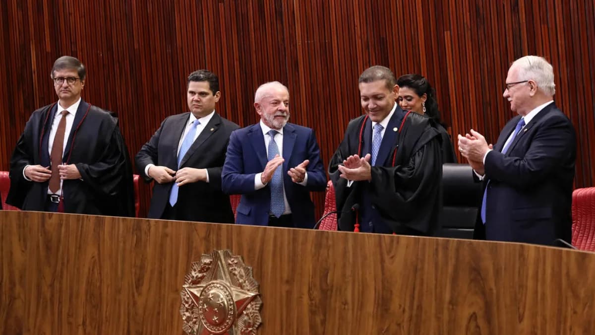 Ministros do TSE em sessão no plenário do tribunal, com o brasão da República ao fundo