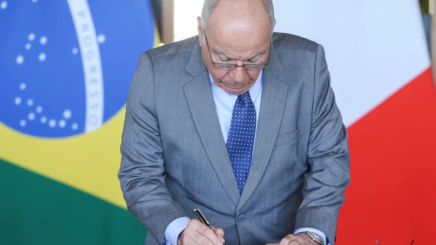 Chanceler Mauro Vieira assina documento durante cerimônia no Itamaraty