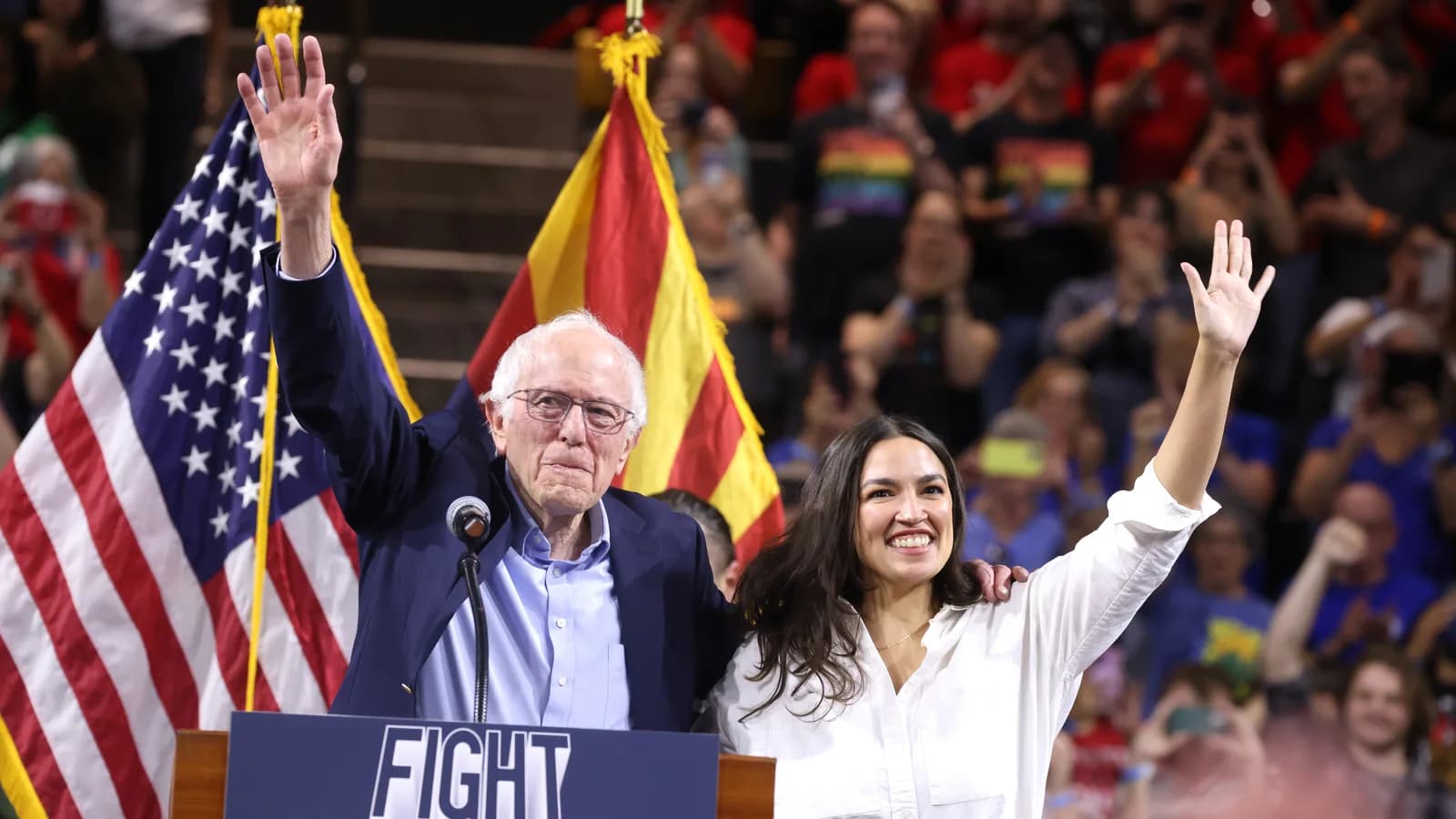 Bernie Sanders e Alexandria Ocasio-Cortez juntos em comício nos Estados Unidos
