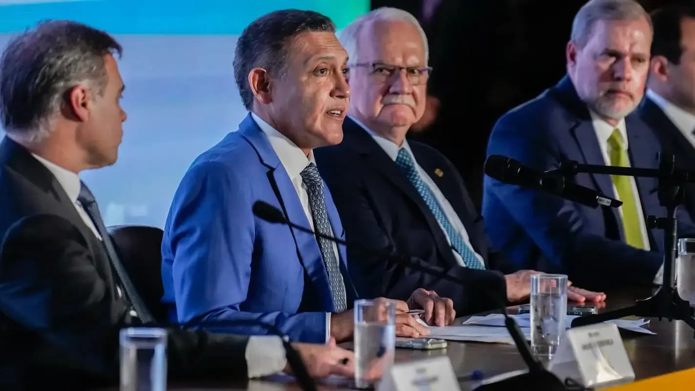 Presidente do TSE, Kássio Nunes Marques, em entrevista coletiva ao lado de outras autoridades eleitorais