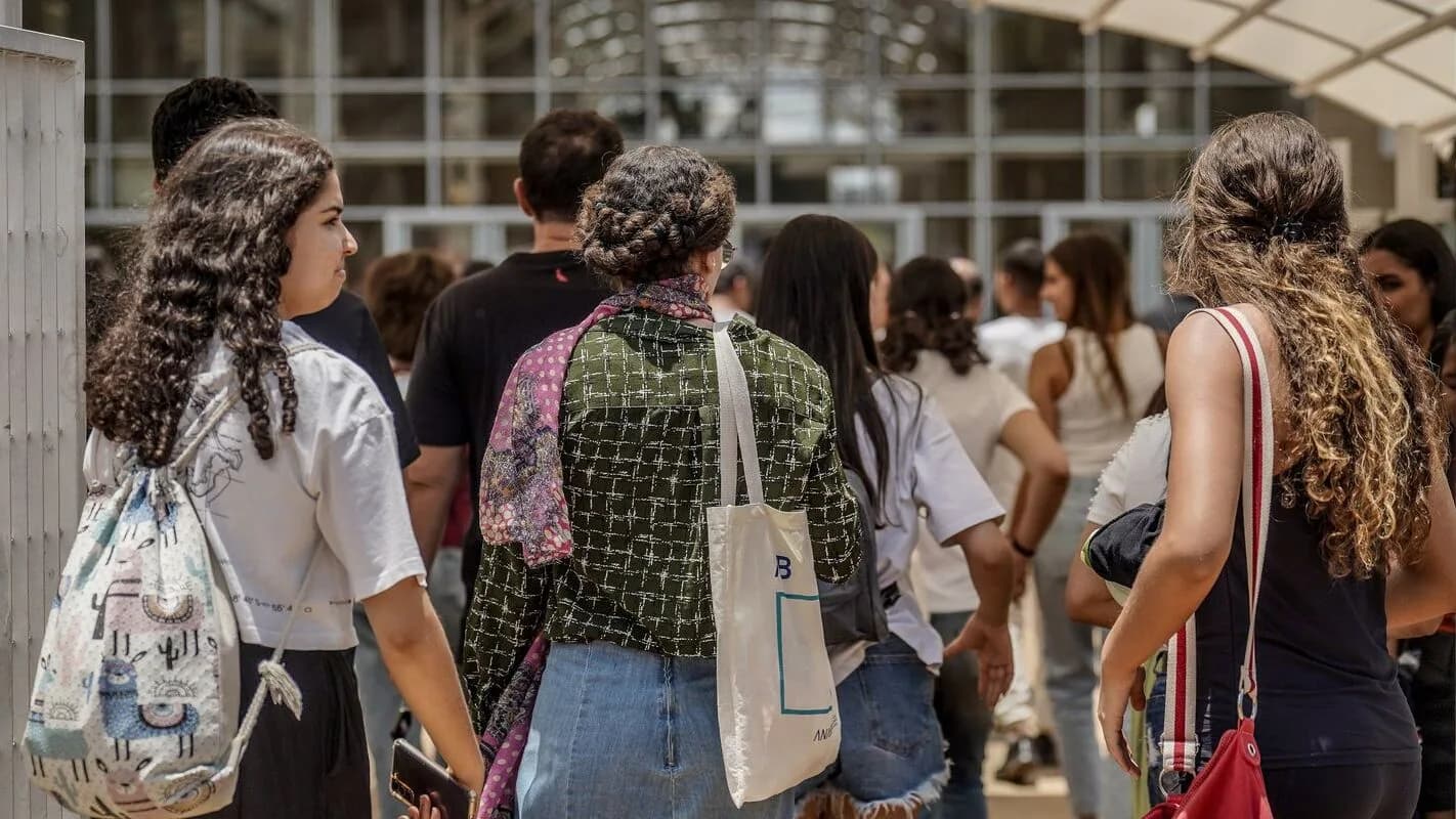 Grupo de candidatos caminha em fila até o local de aplicação de prova de concurso público