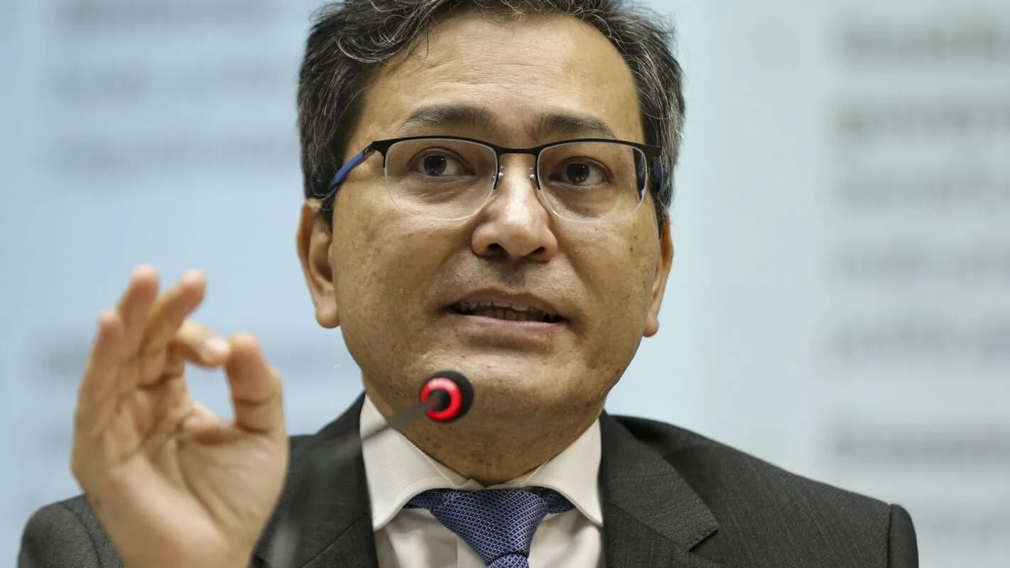 Robinson Barreirinhas fala a microfone durante coletiva de imprensa