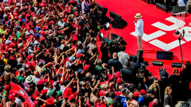 Multidão acompanha ato de lançamento da campanha de Lula à reeleição em 2026