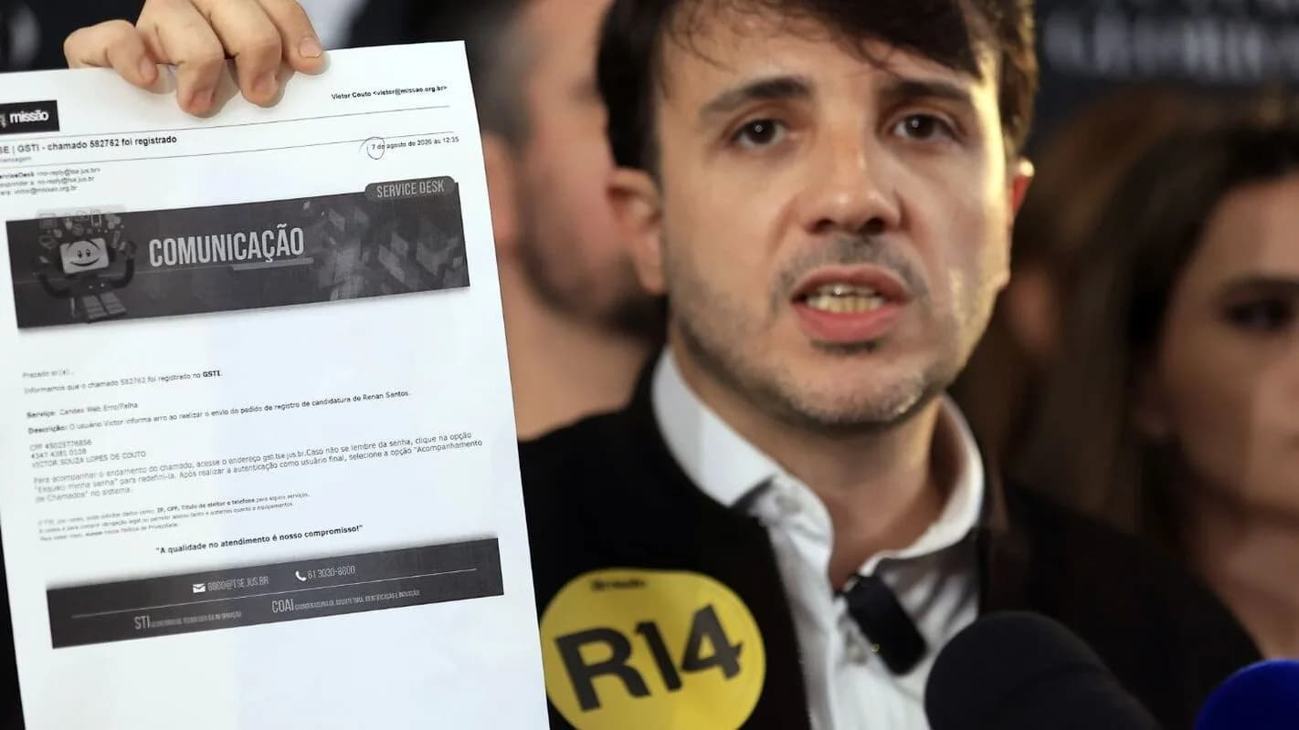Renan Santos, candidato derrotado no 1º turno, concede entrevista segurando documento