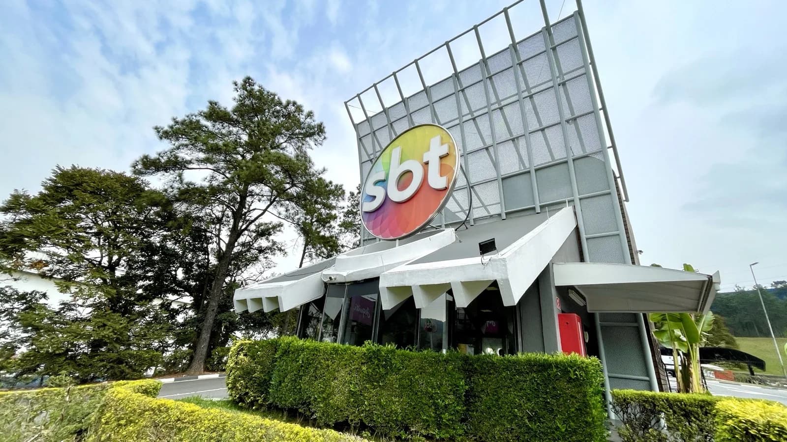 Fachada e totem da sede do SBT