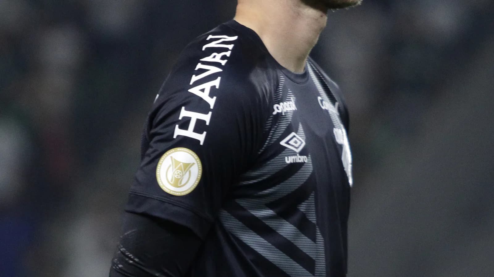 Bento, goleiro do Athletico Paranaense, em campo durante jogo contra o Palmeiras