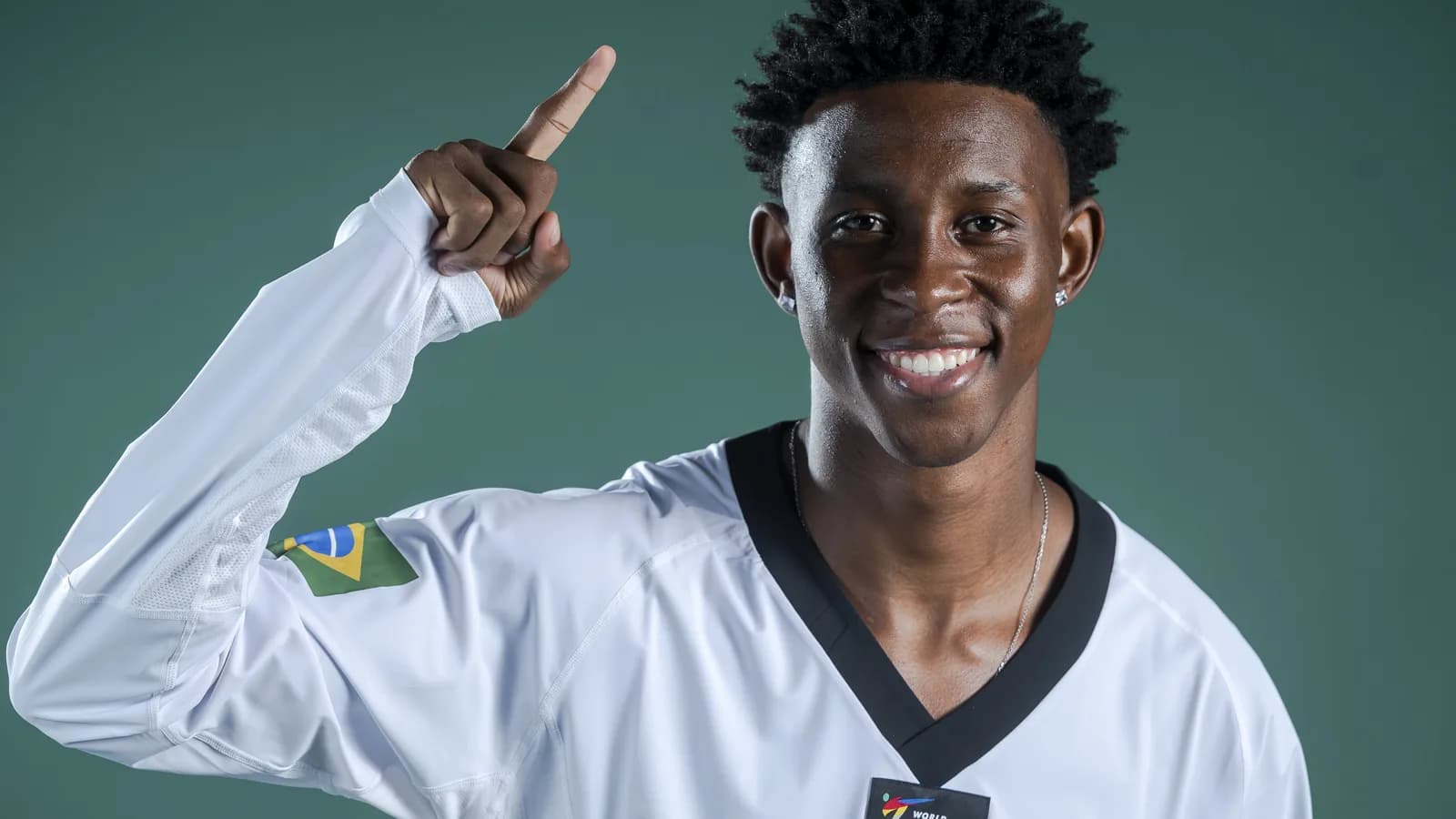 Henrique Marques posa com uniforme da seleção brasileira de taekwondo