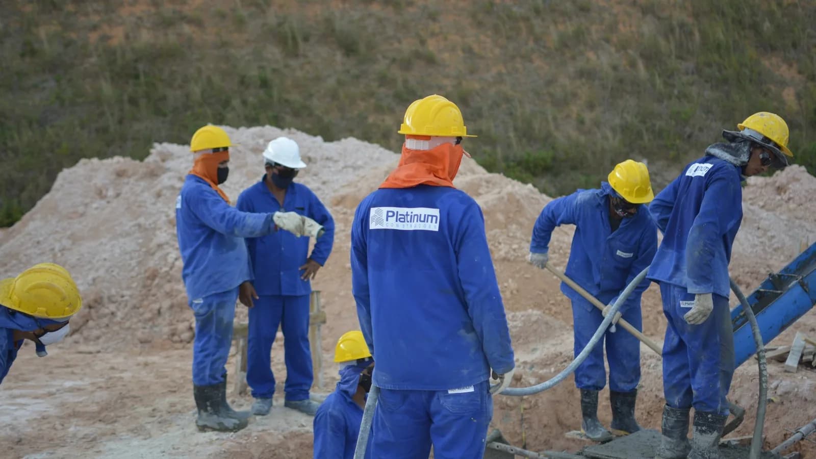 Trabalhadores em obra de construção civil