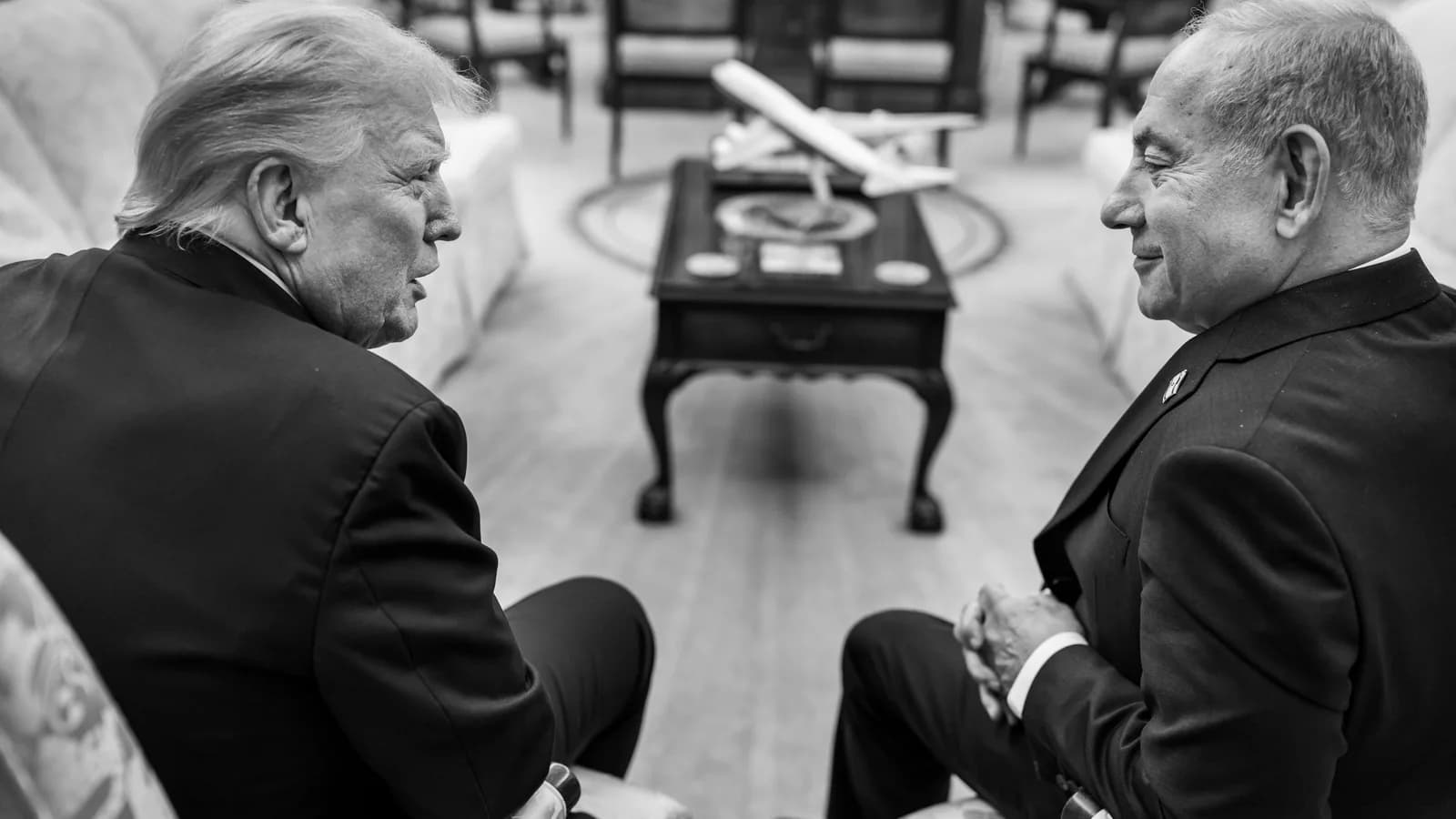 Donald Trump conversa com o primeiro-ministro de Israel, Benjamin Netanyahu, durante encontro na Casa Branca
