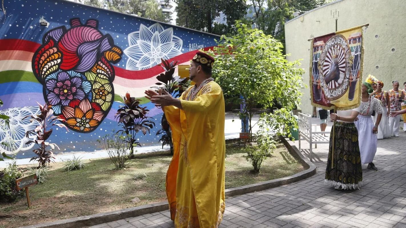 Pessoas participam de evento cultural de conscientização sobre combate à Aids em São Paulo