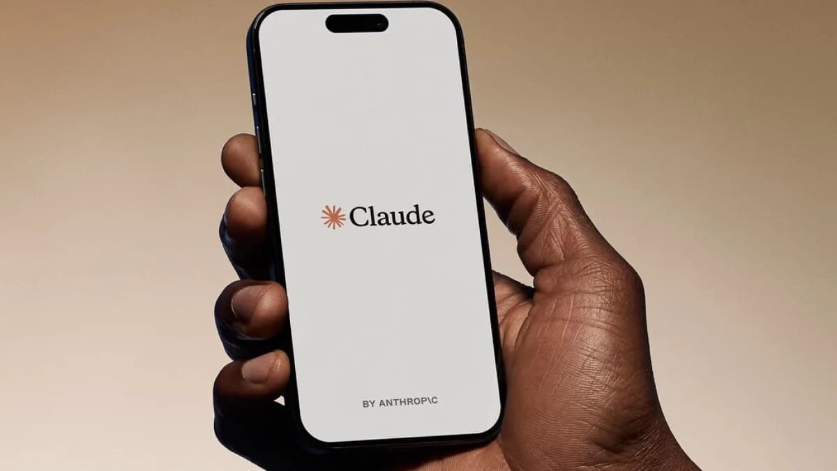 Mão segura celular com o aplicativo Claude, da Anthropic, aberto na tela