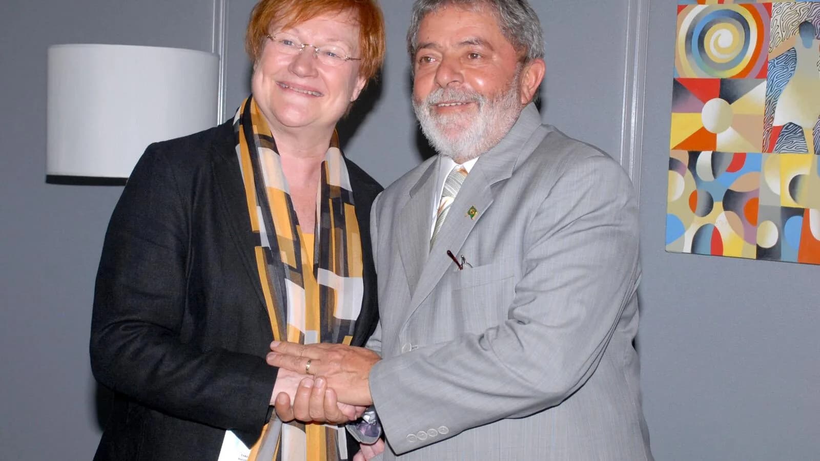 Lula aperta a mão de líder estrangeira em foto de arquivo; imagem usada como referência do presidente