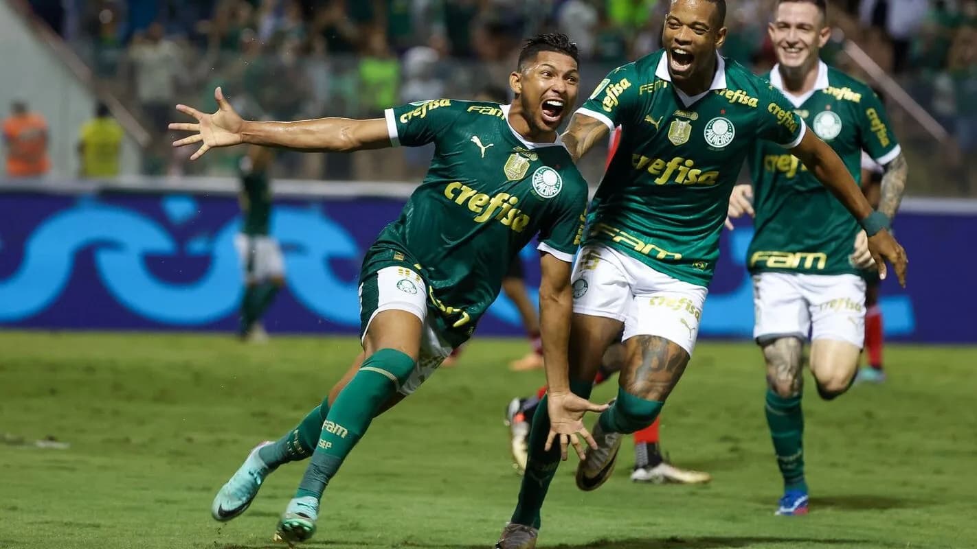 Rony comemora gol em jogo pelo Palmeiras ao lado de companheiros (foto de arquivo, março de 2024)
