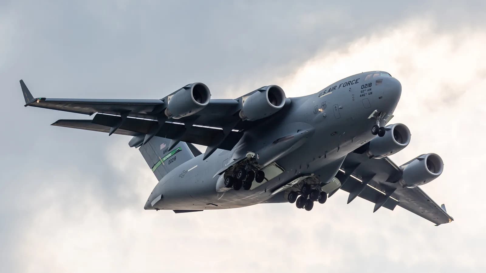 Avião de carga militar C-17 Globemaster III da Força Aérea dos Estados Unidos decolando