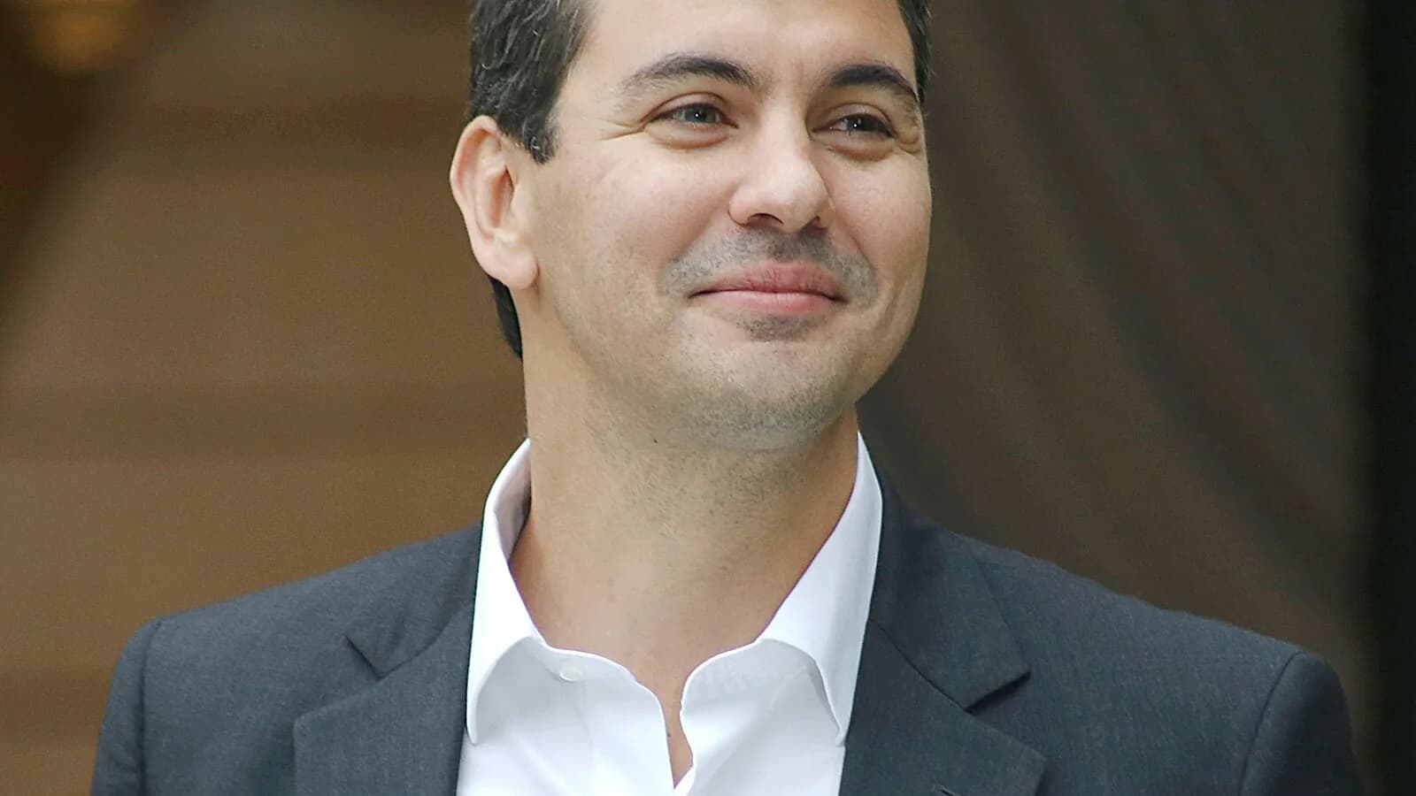 Retrato do presidente do Paraguai, Santiago Peña, sorrindo, vestindo terno cinza