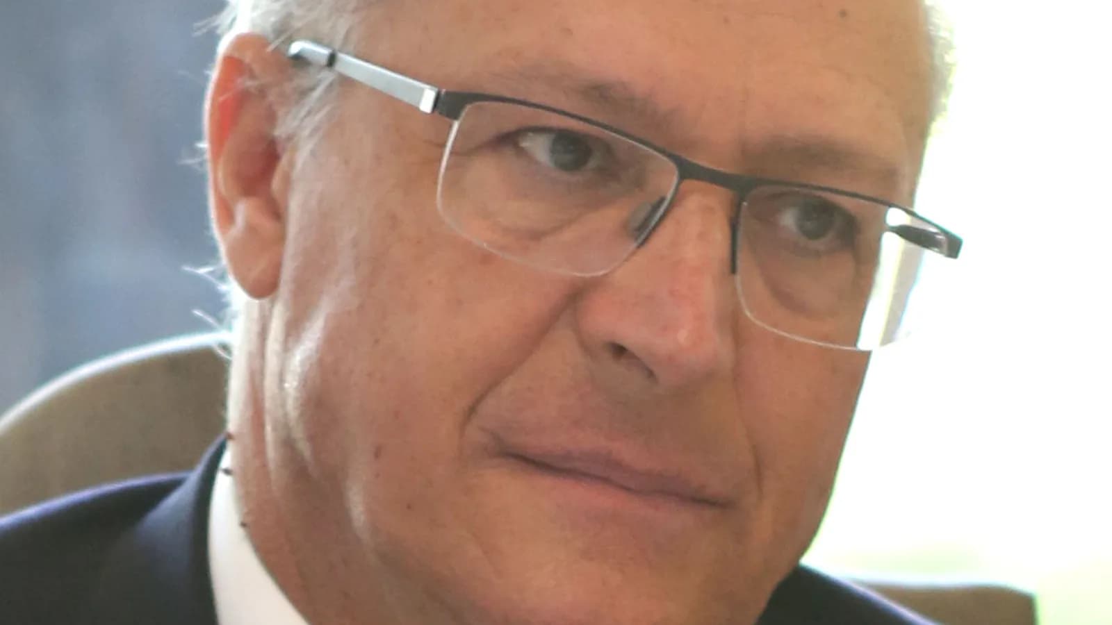 Retrato do vice-presidente Geraldo Alckmin de óculos e terno