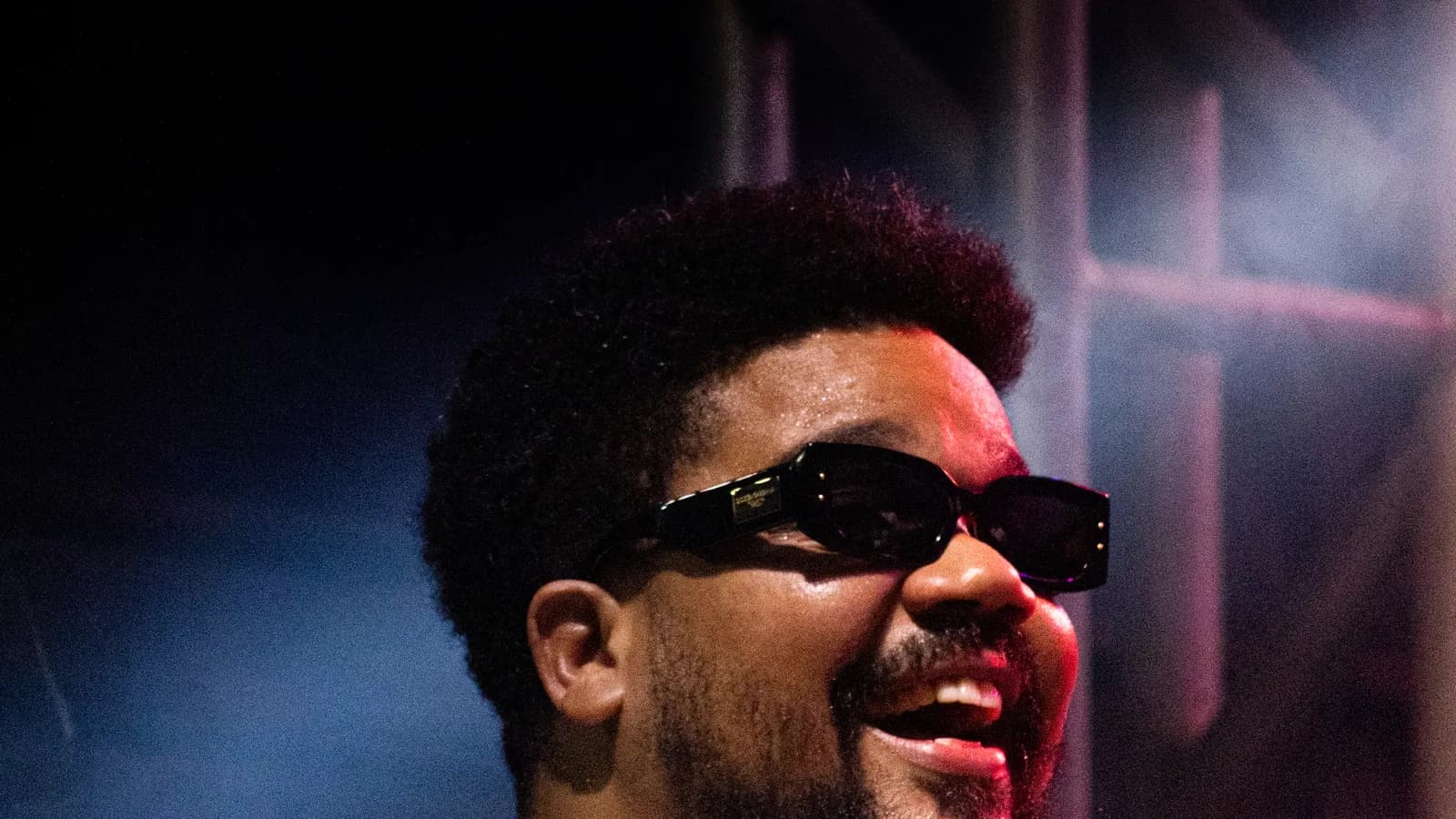 Amaro Freitas se apresenta em show, usando óculos escuros e colar