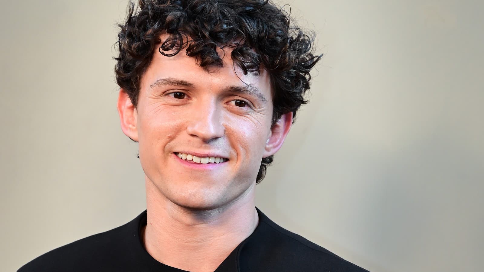 O ator Tom Holland, intérprete do Homem-Aranha, sorri em evento em Nova York em julho de 2026, em imagem de arquivo