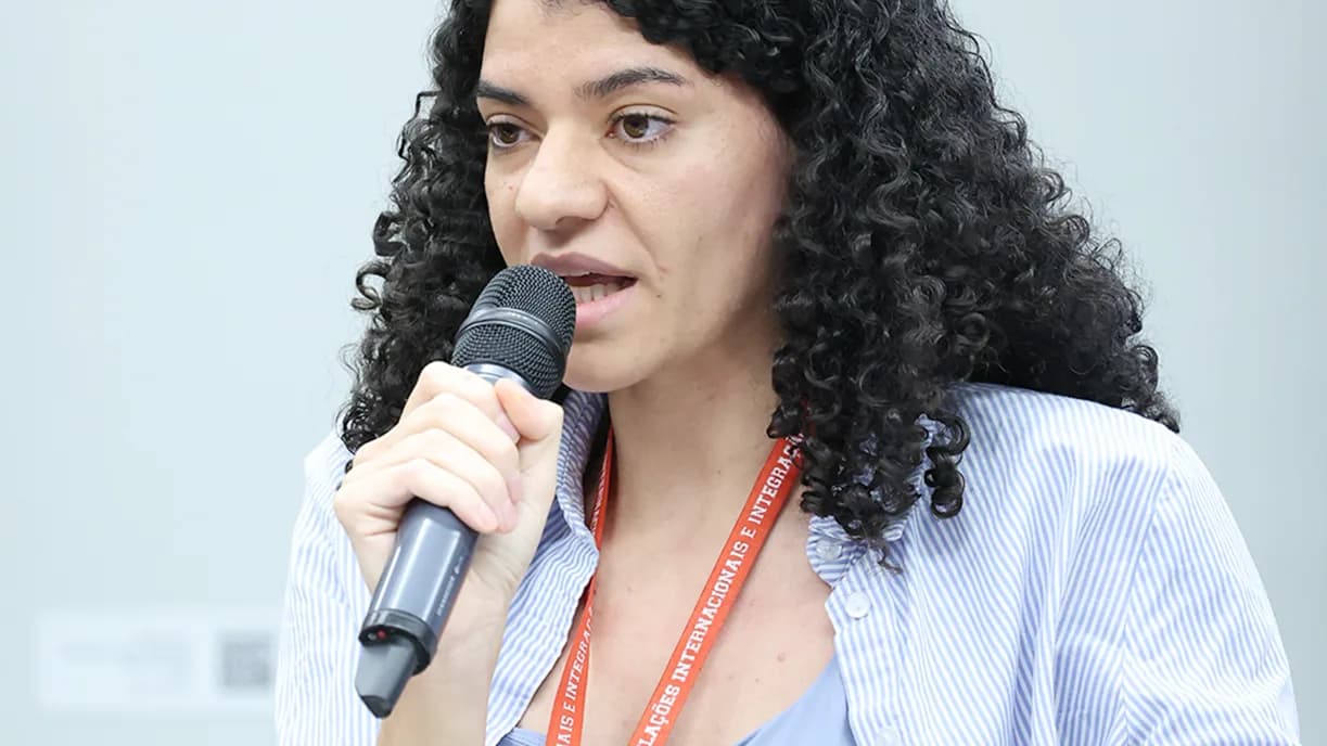 Mulher fala ao microfone durante audiência sobre soberania e terras raras na Câmara dos Deputados
