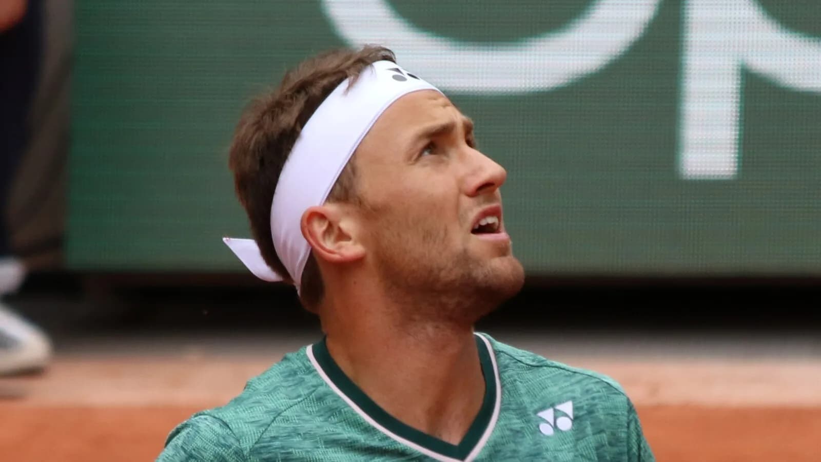 O tenista norueguês Casper Ruud em quadra durante partida em saibro (foto de arquivo, Roland Garros 2022).