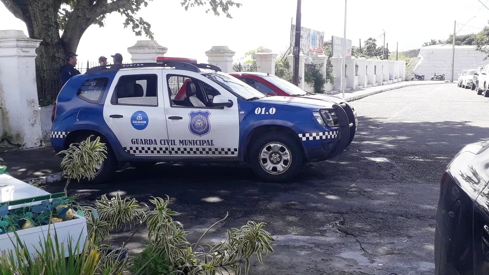 Viatura da Guarda Civil Municipal de Salvador estacionada em via pública