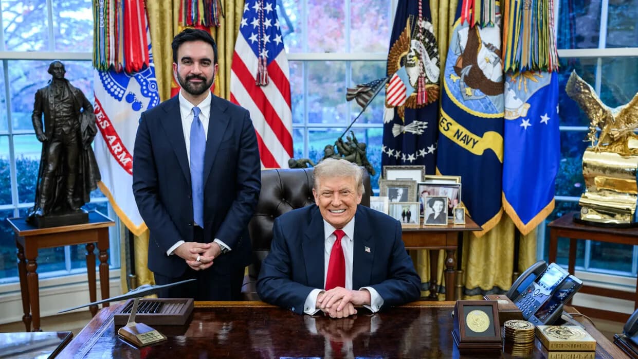 Zohran Mamdani e Donald Trump posam no Salão Oval em foto de arquivo