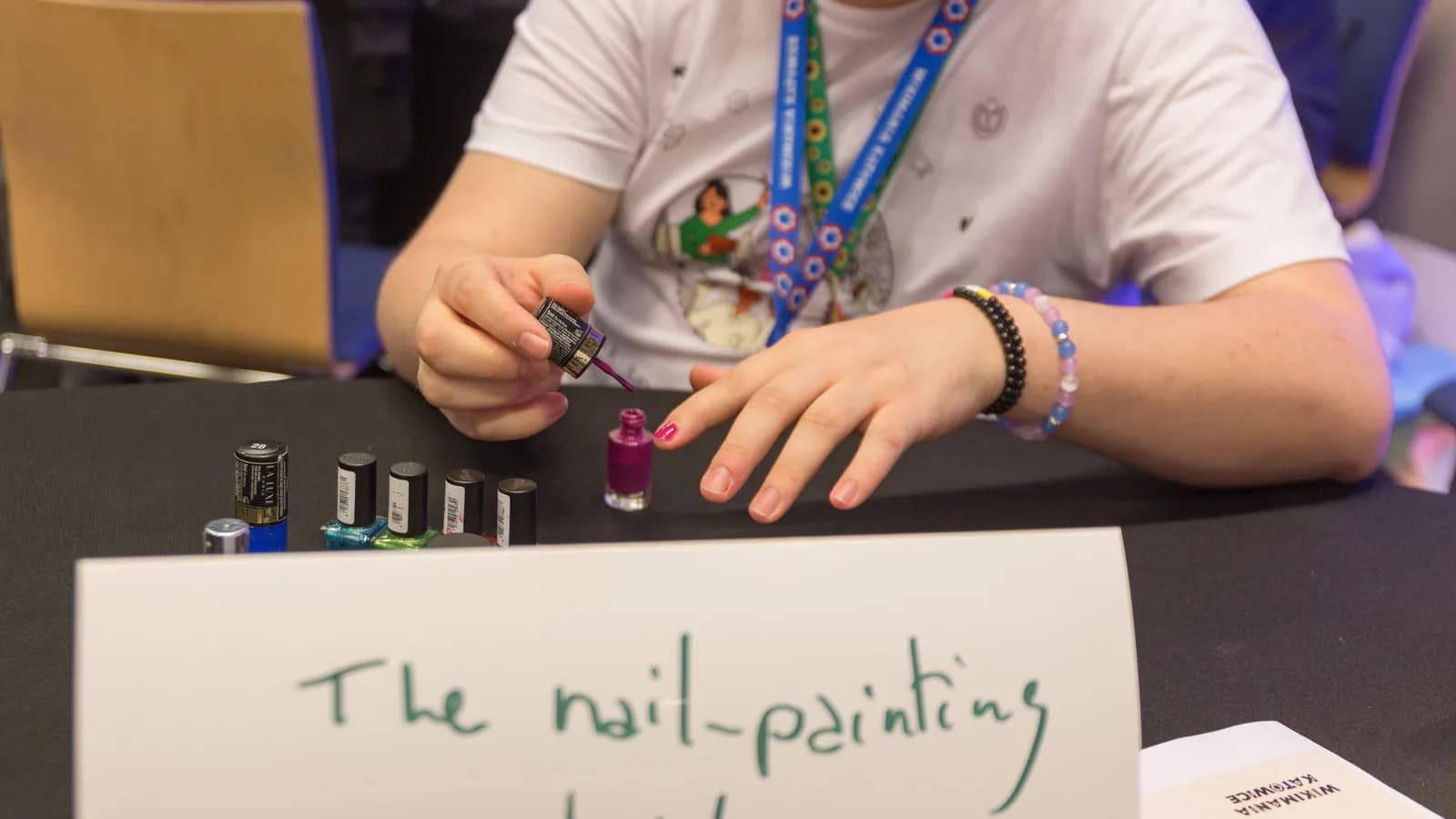 Close de mão recebendo esmalte nas unhas