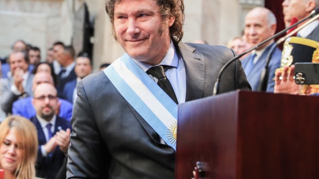 Javier Milei, usando a faixa presidencial argentina, discursa em pé em um púlpito durante a abertura de sessões legislativas em Buenos Aires