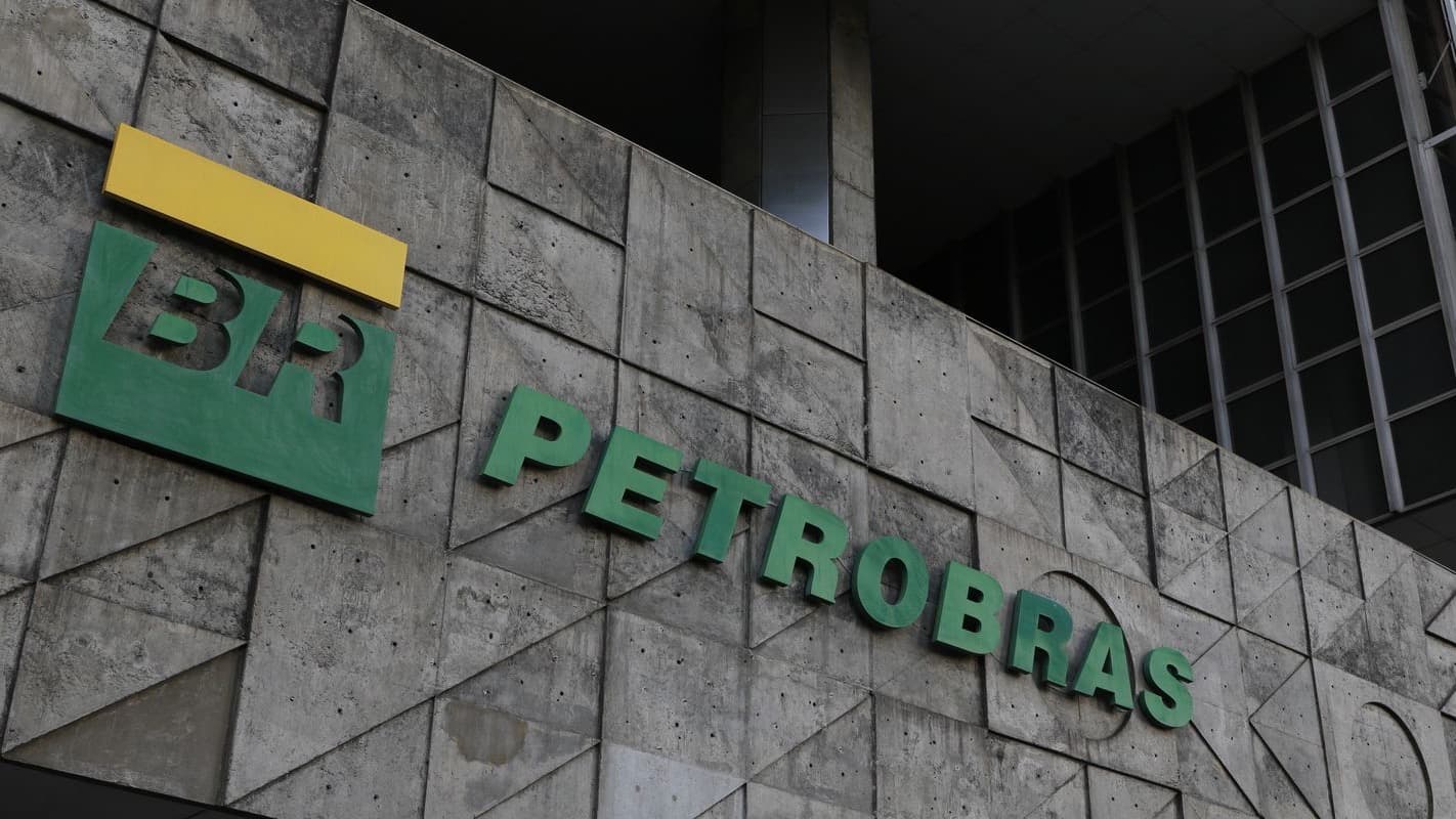 Fachada da sede da Petrobras com o logotipo da empresa