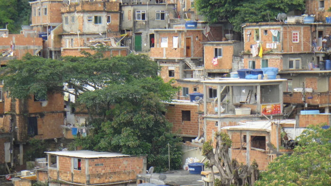 Vista das construções na comunidade do Cantagalo, na Zona Sul do Rio