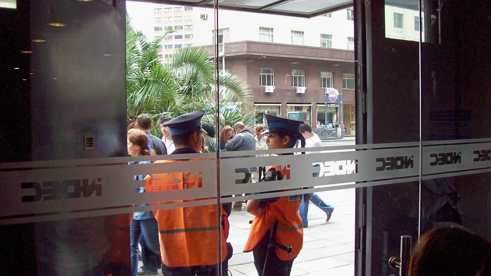 Entrada de prédio da Polícia Federal com agentes na porta
