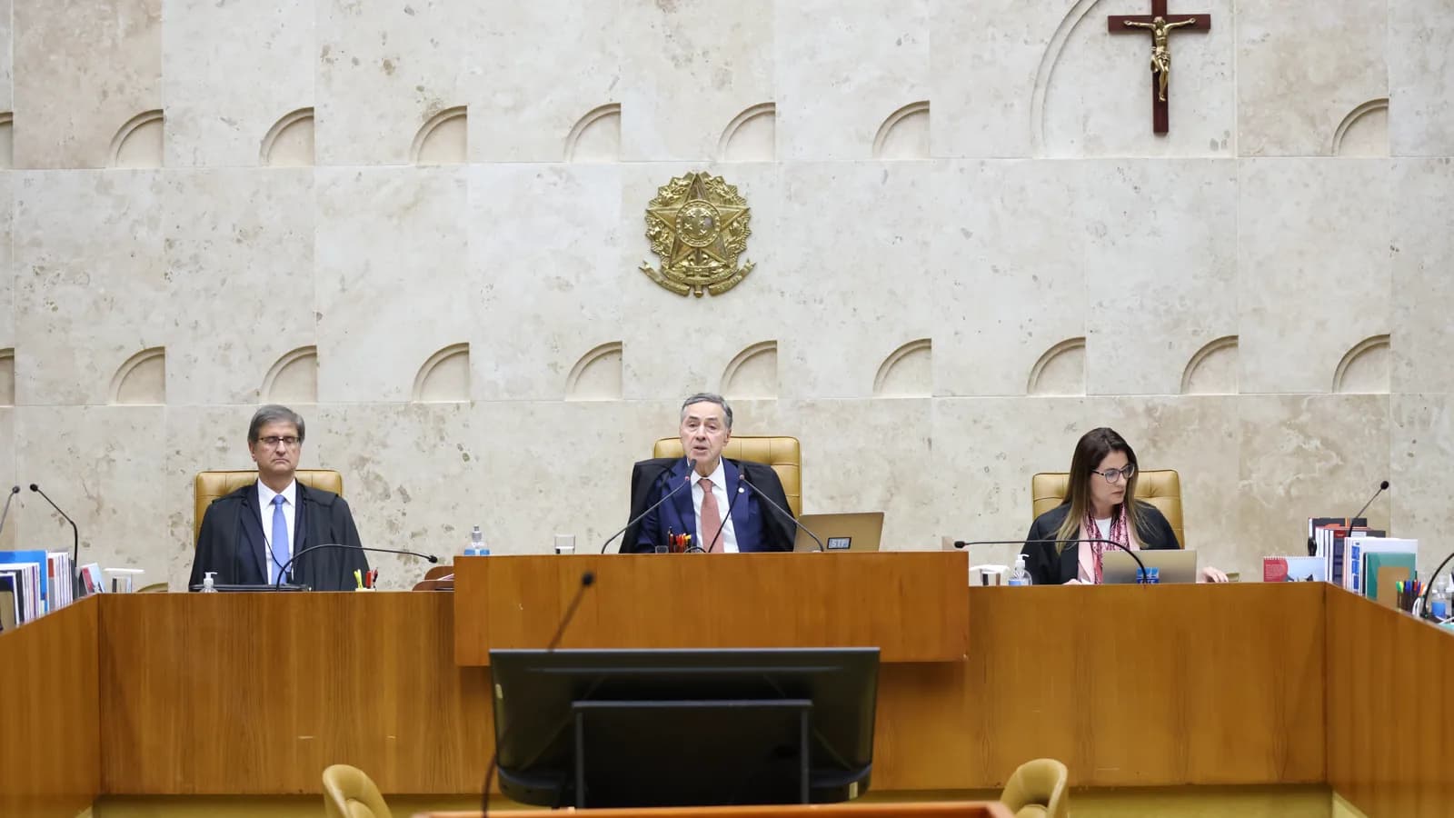 O ministro Luís Roberto Barroso preside sessão do plenário do STF, ladeado por outros dois ministros