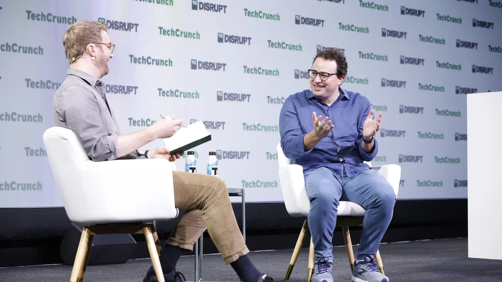 Dario Amodei gesticula durante entrevista em evento da TechCrunch