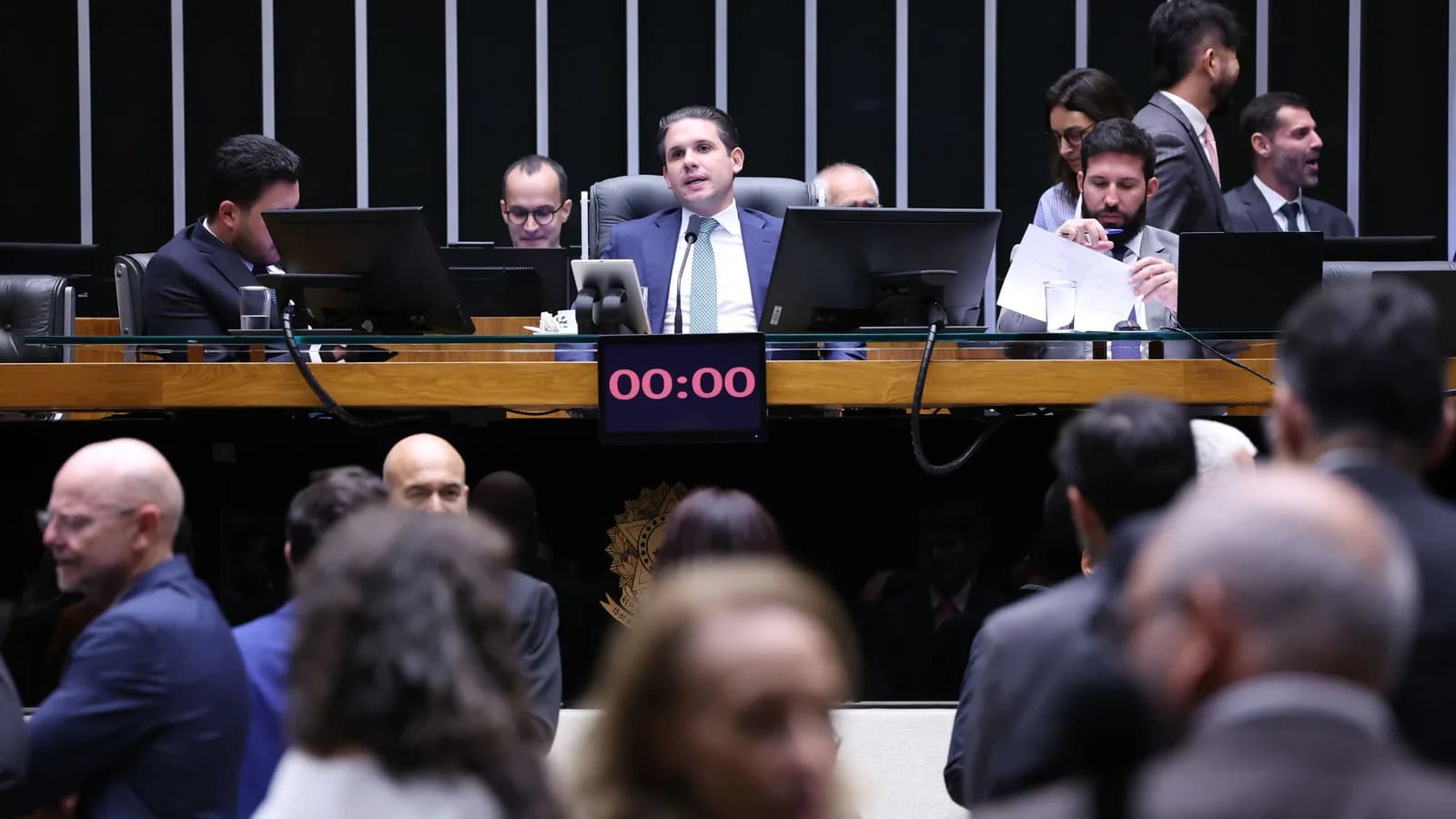 O presidente da Câmara, Hugo Motta, preside sessão de votação no plenário