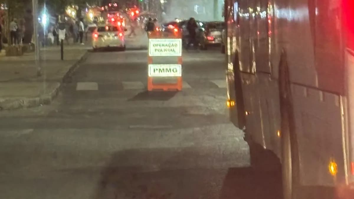 Sinalização de Operação Policial da PMMG bloqueia a Rua Mármore, com trânsito parado, em Belo Horizonte