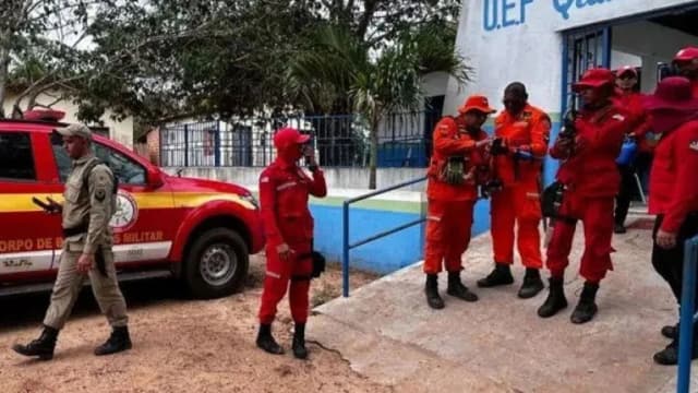 Militares do Corpo de Bombeiros do Maranhão em ação, com viatura ao fundo