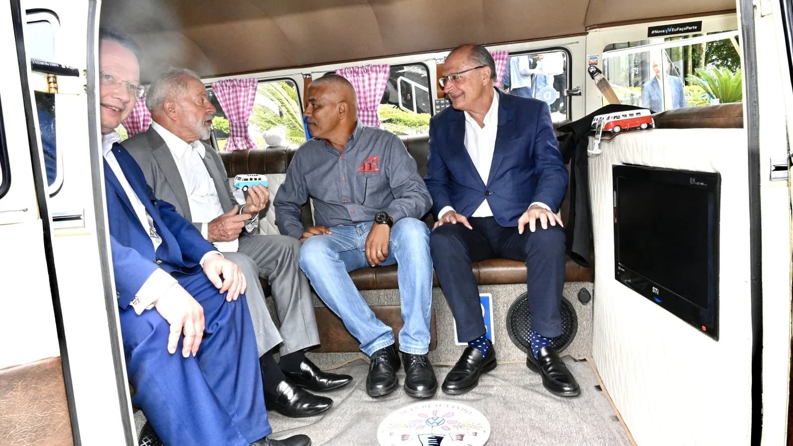 Autoridades visitam interior de veículo histórico da Volkswagen na fábrica de São Bernardo do Campo