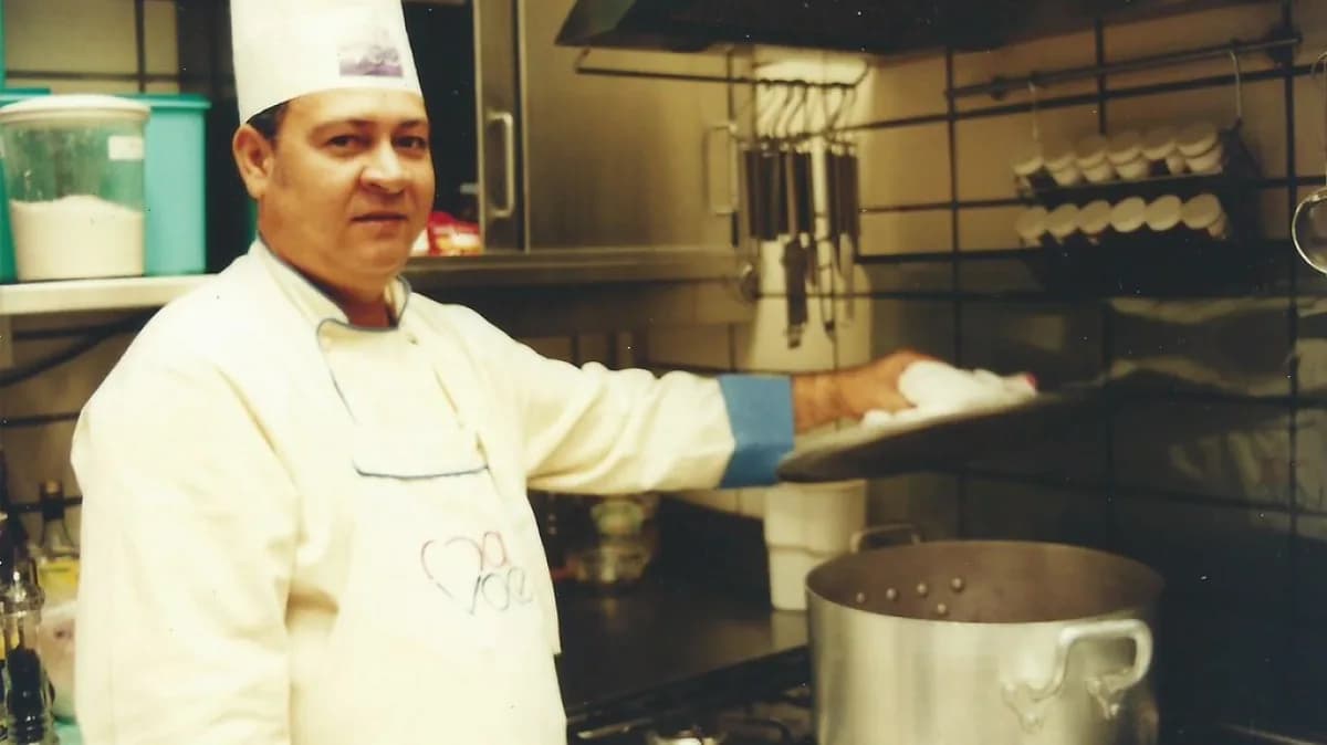 Chef de cozinha prepara prato em cozinha profissional