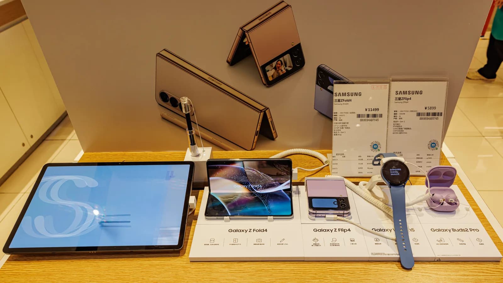 Tablets e dispositivos Samsung em exposição em loja