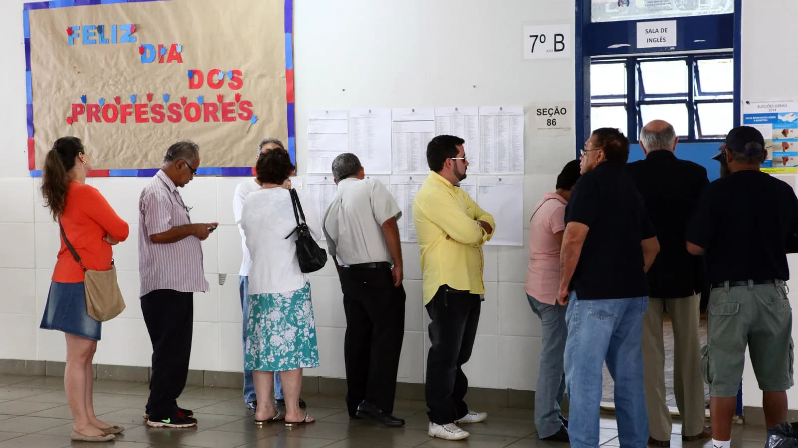 Fila de eleitores em seção eleitoral de Brasília