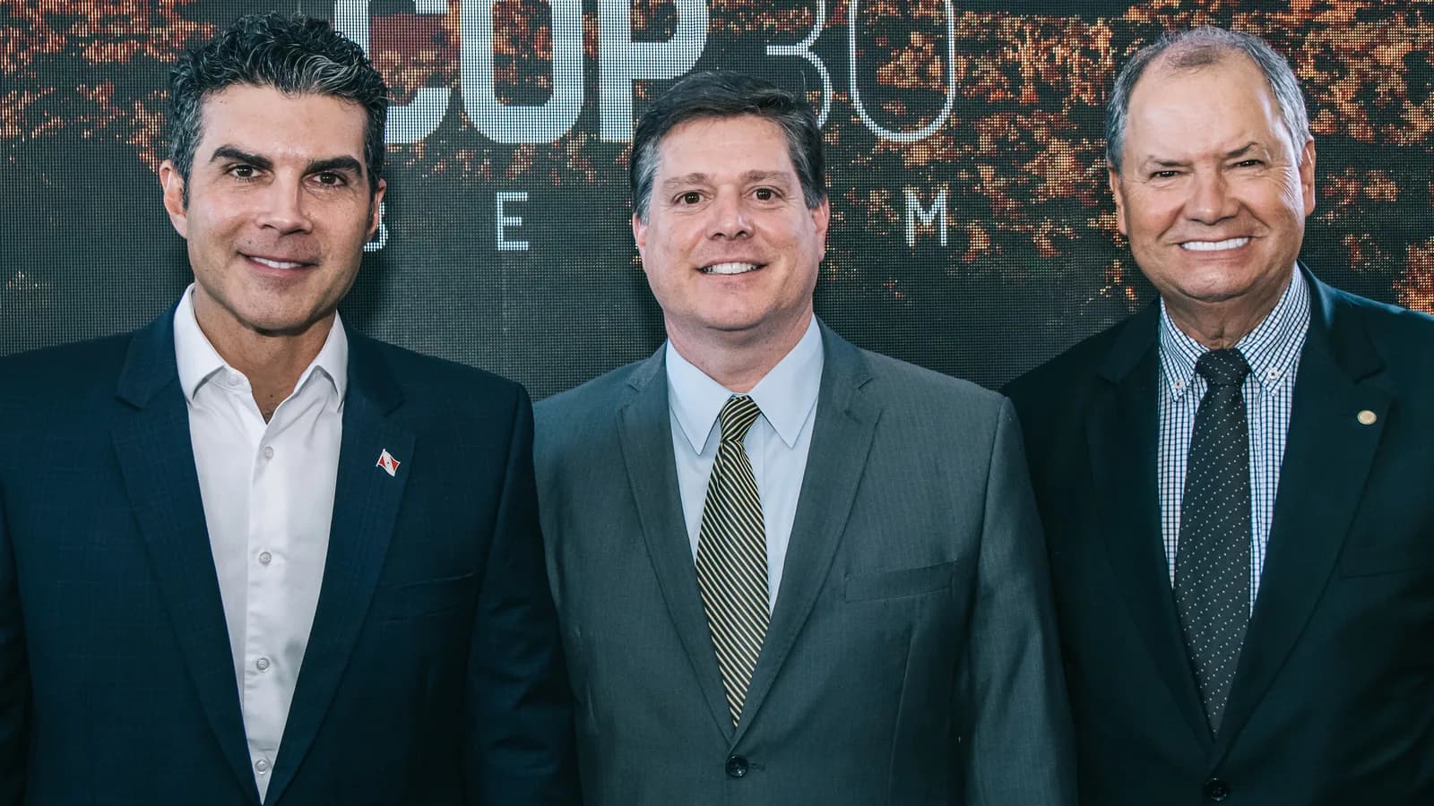 Baleia Rossi, presidente nacional do MDB, ao lado de outros dirigentes do partido