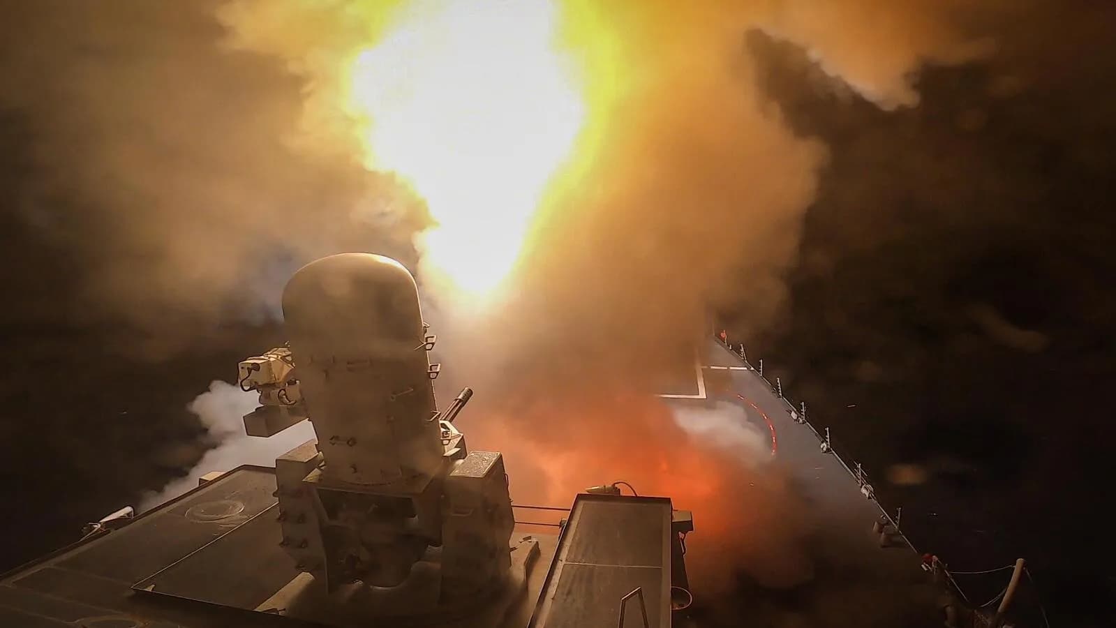 Contratorpedeiro da Marinha dos EUA dispara sistema de defesa antimísseis no Mar Vermelho (imagem de arquivo, sem relação com o ataque desta quinta-feira à Arábia Saudita)
