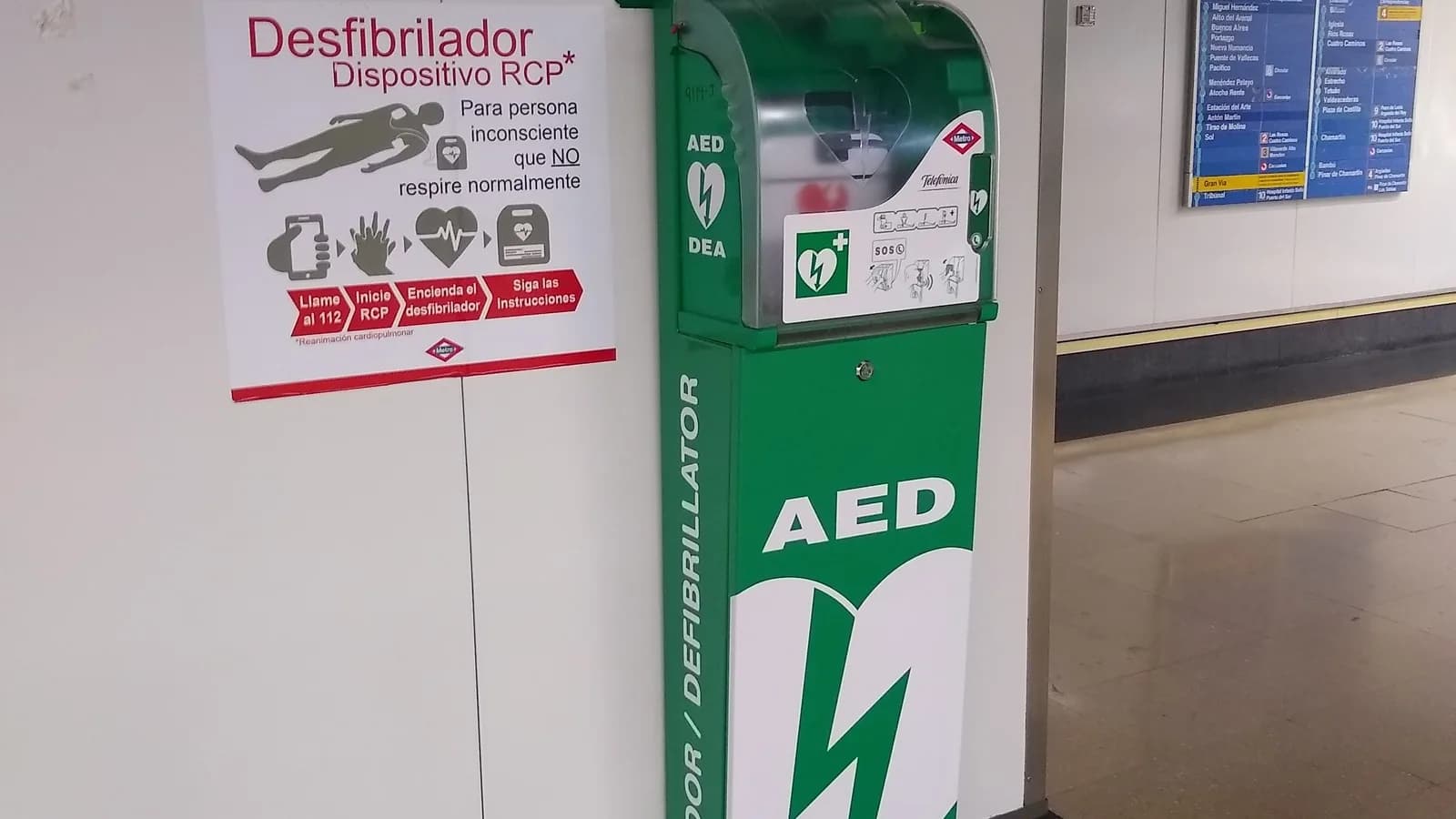 Desfibrilador automático externo (DEA) instalado na parede de uma estação de metrô