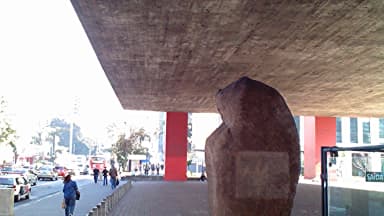 Vão livre do Masp, na avenida Paulista, com pedestres passando