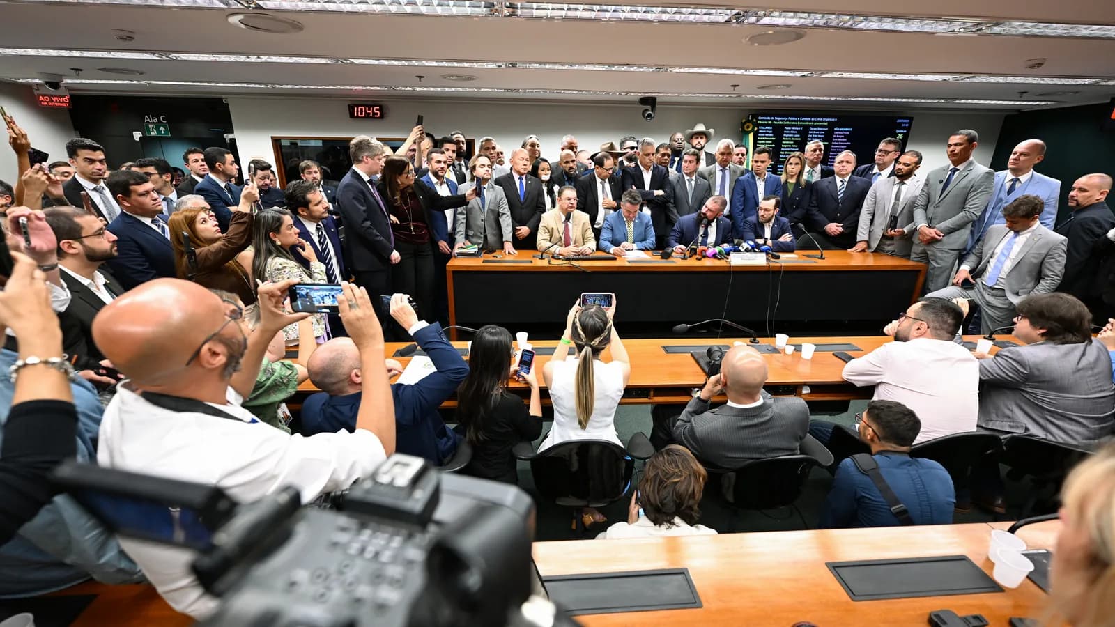 Deputados reunidos em sala de comissões da Câmara dos Deputados, em Brasília