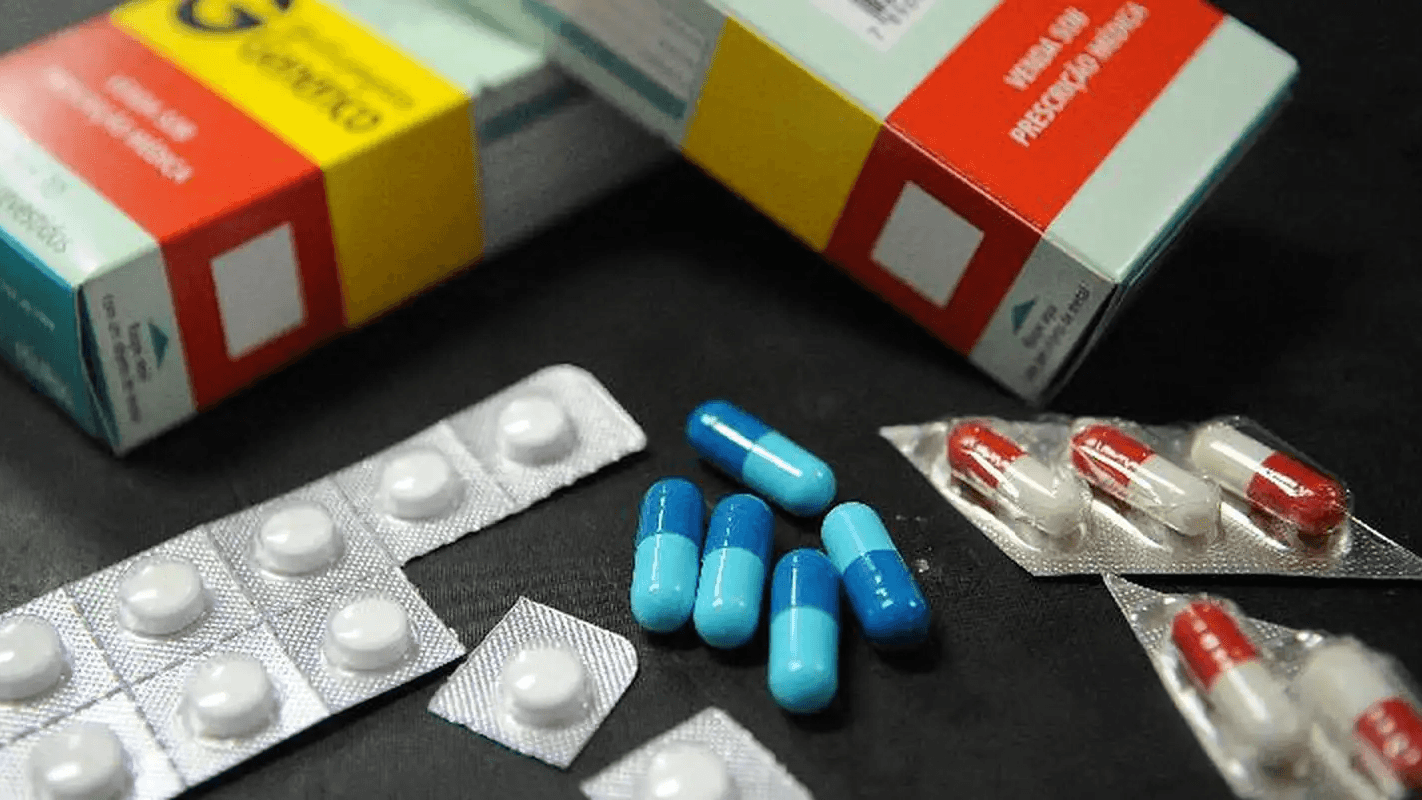 Cartelas de comprimidos e caixas de medicamentos genéricos, imagem ilustrativa de arquivo
