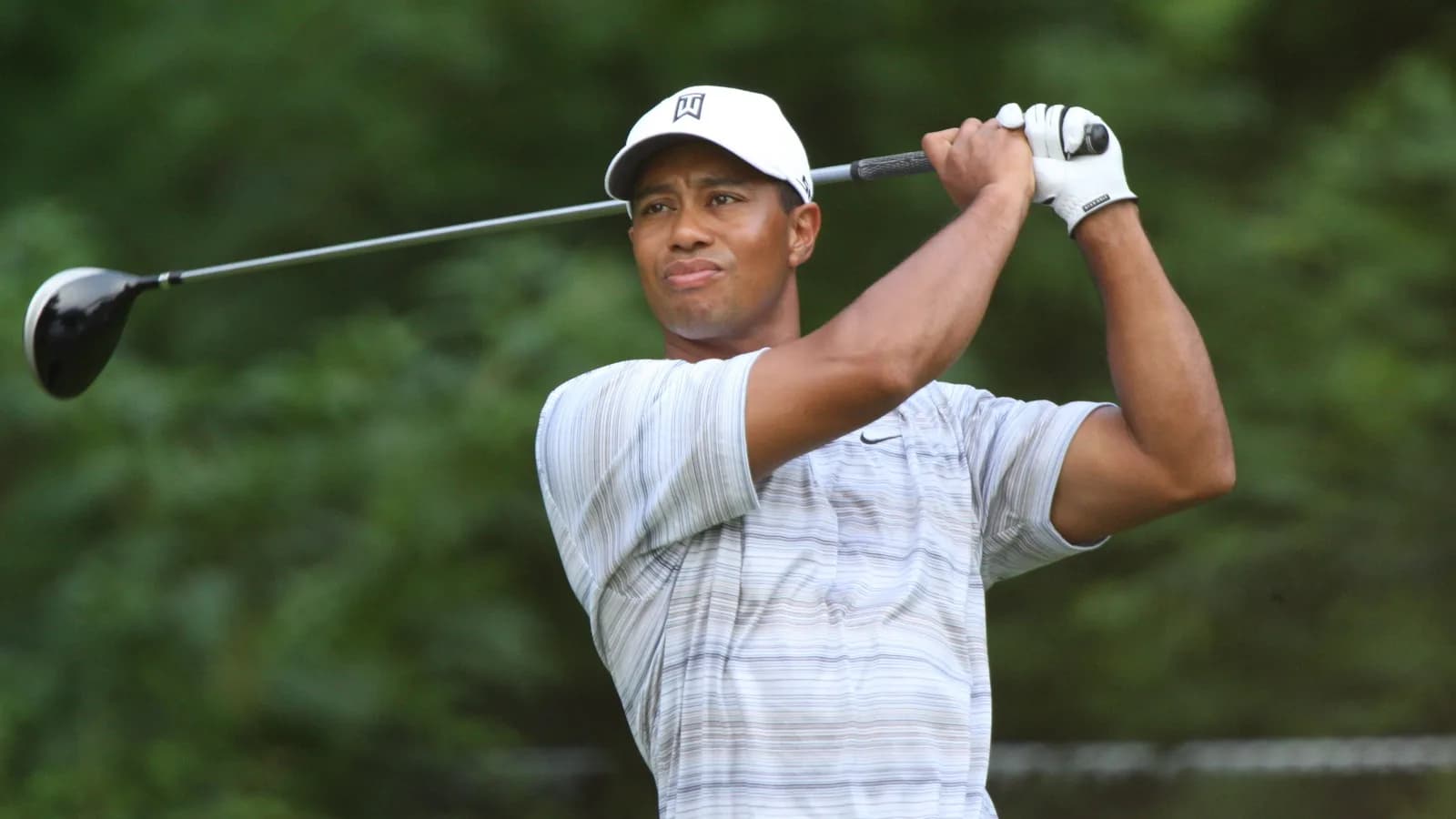 Tiger Woods em campo de golfe, durante tacada