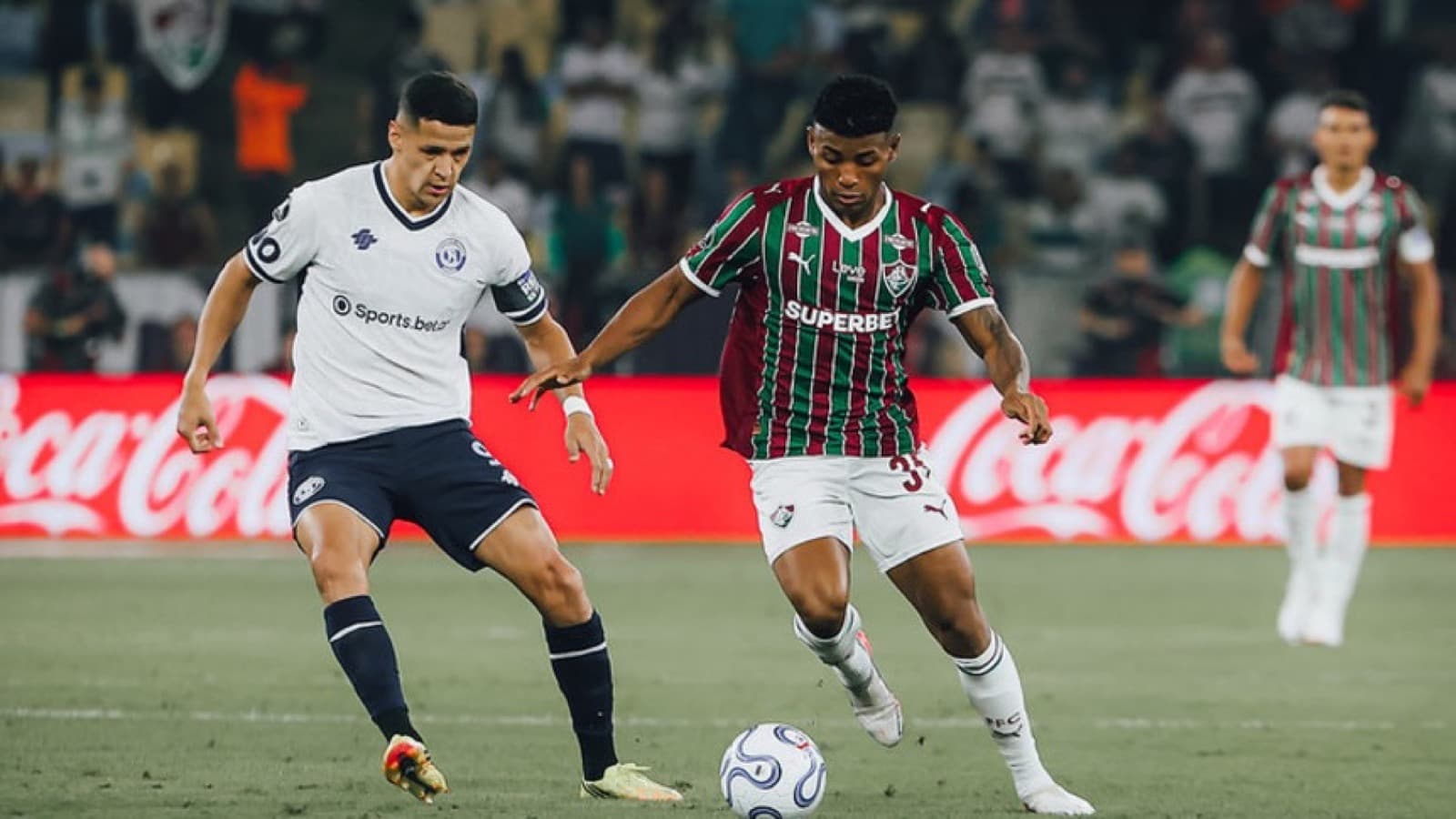 Jogador do Fluminense disputa a bola com adversário do Independiente Rivadavia durante o jogo de ida das oitavas da Libertadores no Maracanã